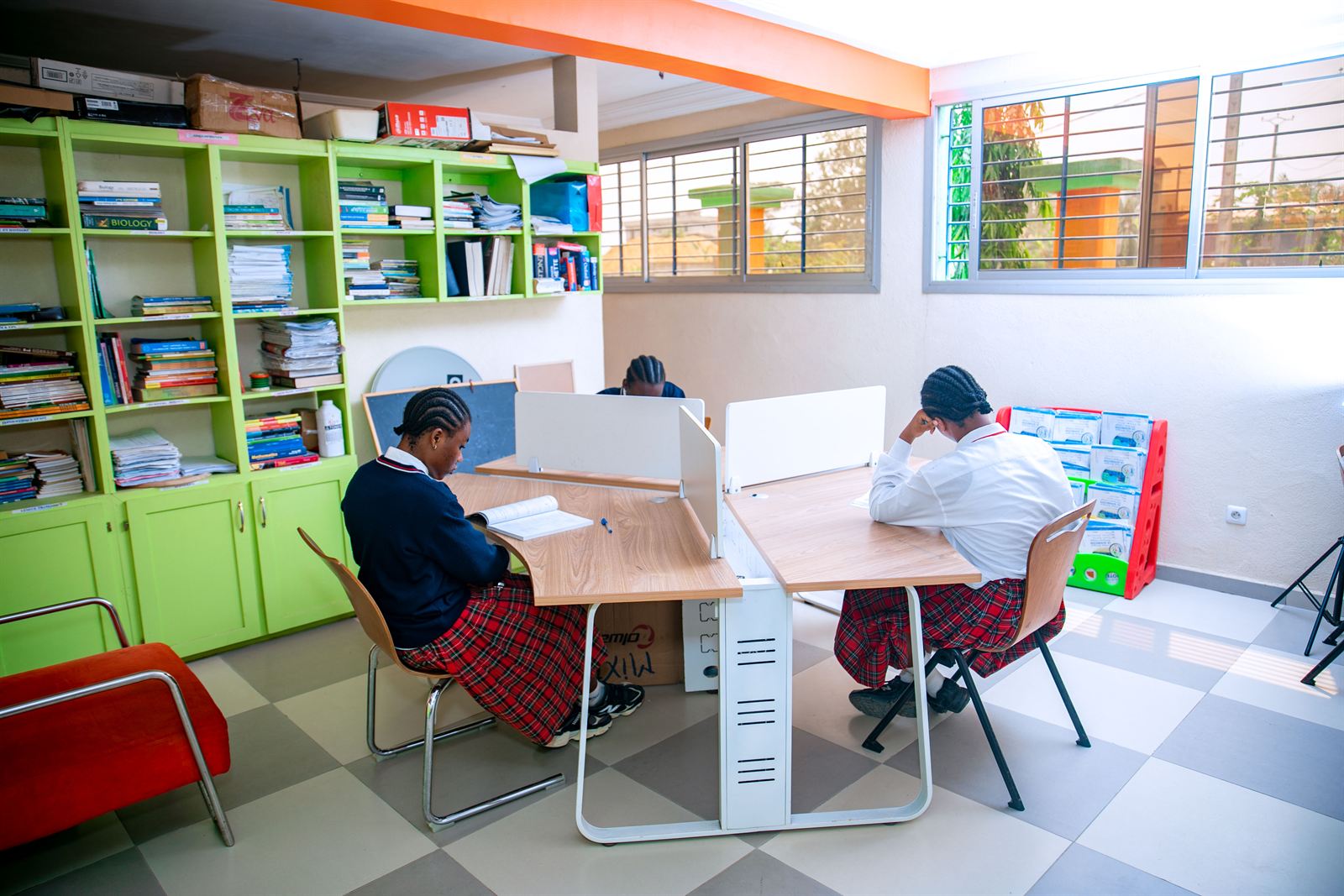 Élève en travail individuel concentré, suivi personnalisé