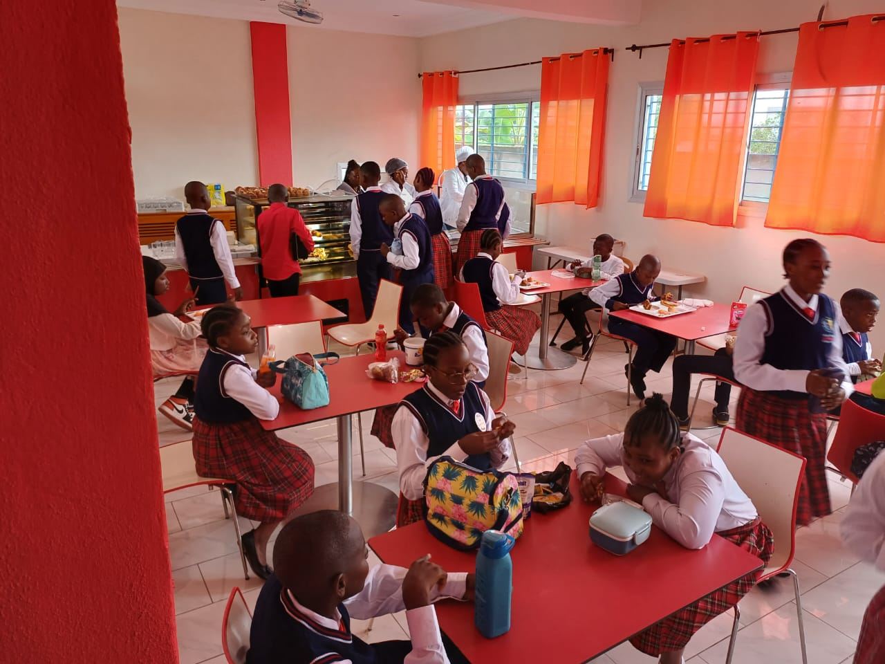 Élèves à la cantine de l'école