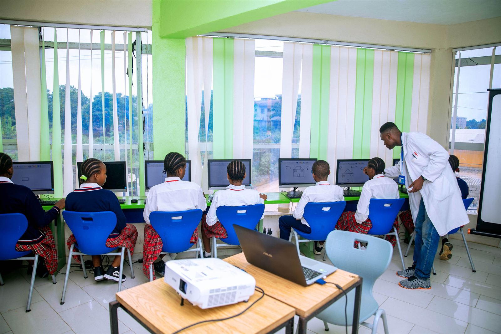 Salle informatique équipée d'ordinateurs