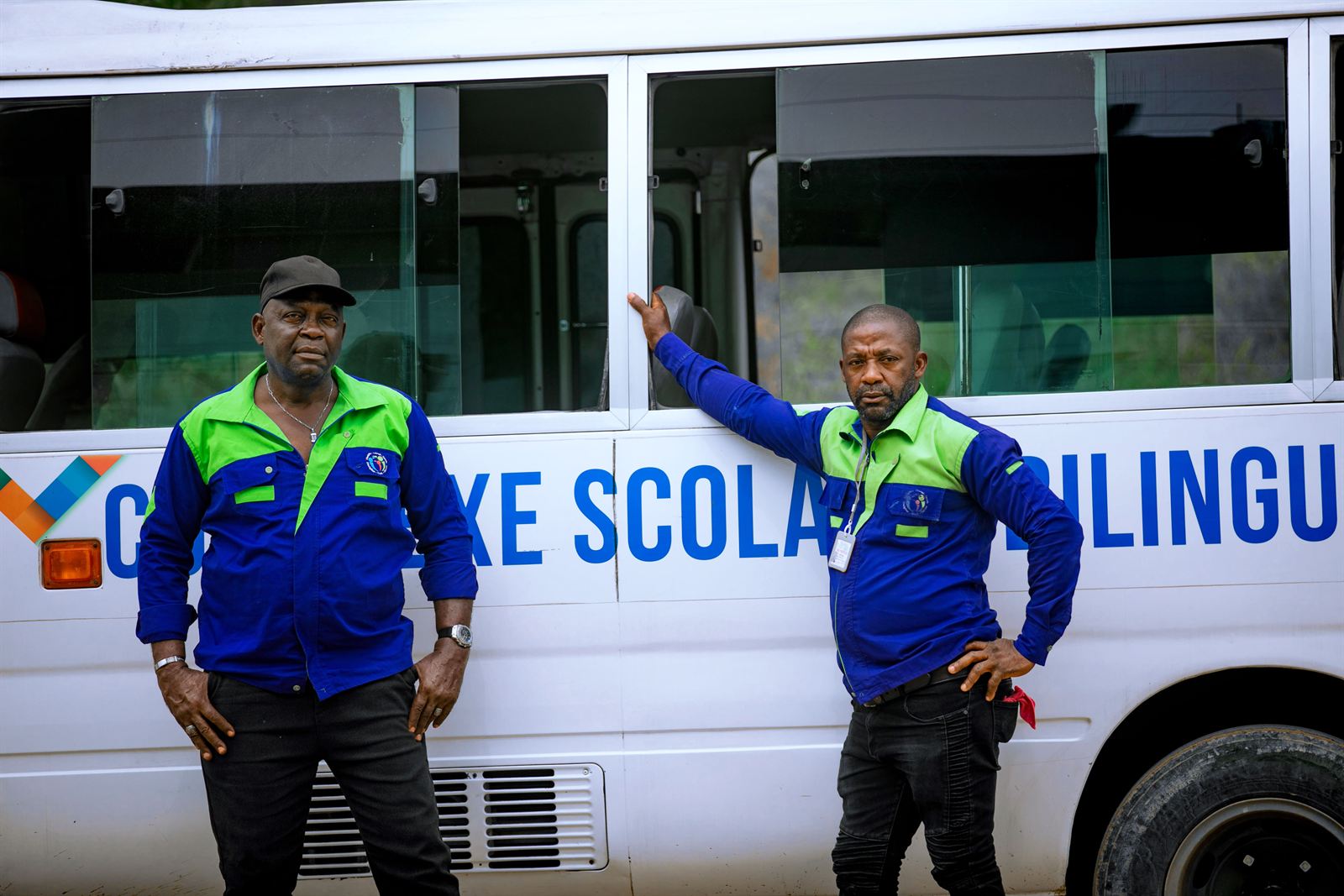 Bus du transport scolaire de l'école