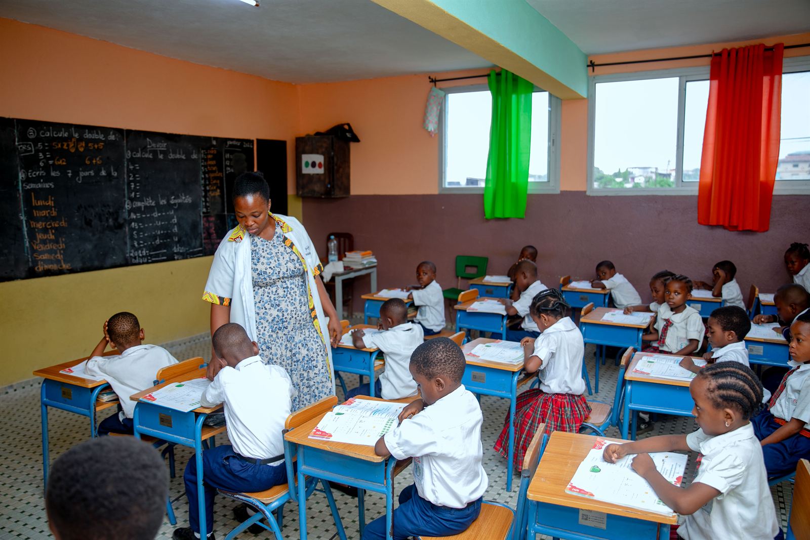 Enseignante et élèves de primaire en pleine leçon