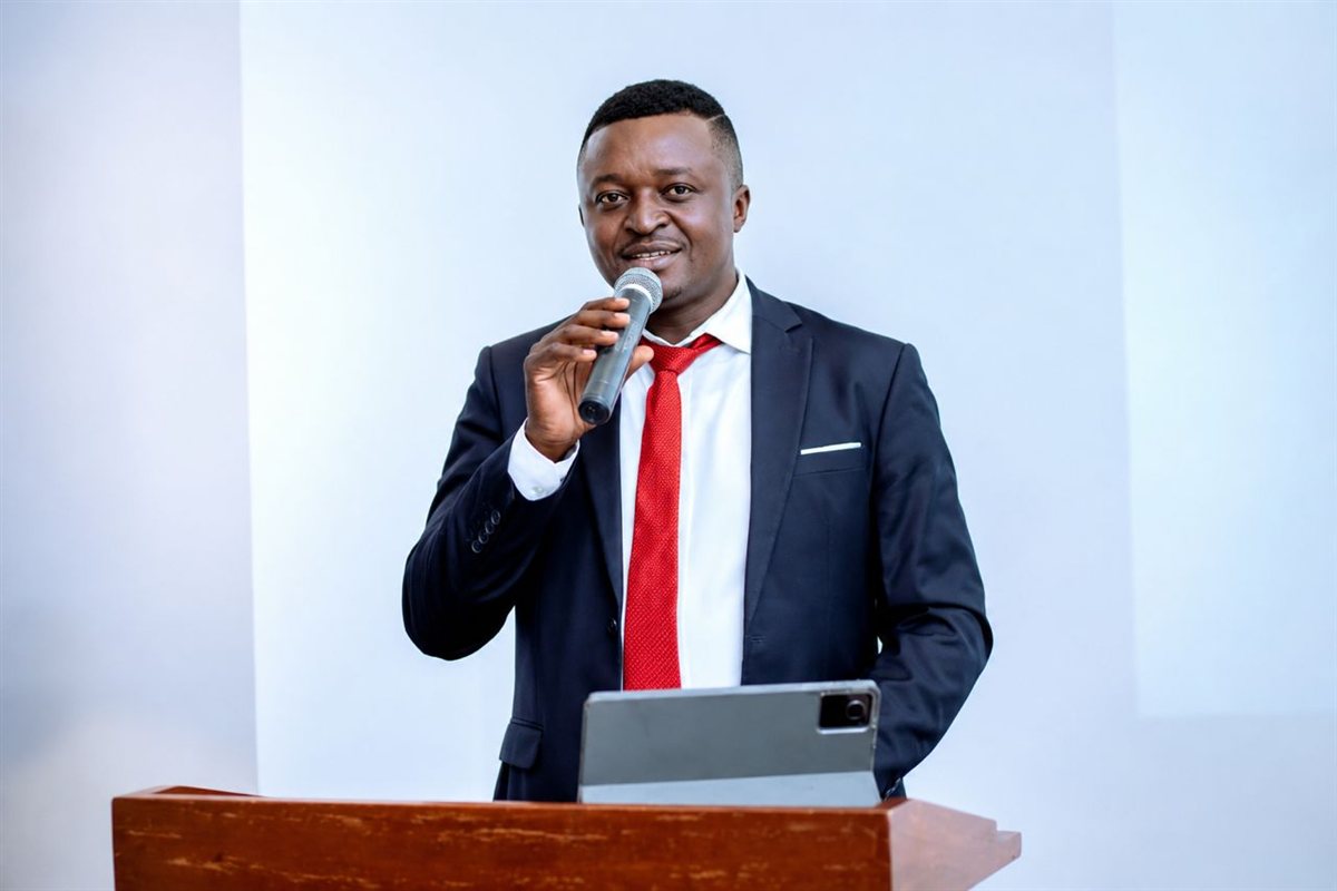 M. Kamguia, Principal du Collège, lors d'une prise de parole
